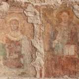 Gli ultimi restauri hanno per� rimosso le pesanti ridipinture e recuperato le originarie figure. Sul muro sinistro contiamo sette riquadri nei quali riconosciamo al centro una Madonna con Bambino affiancata da un Cristo in trono benedicente, intento a reggere il libro delle Sacre Scritture